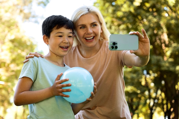 Persone di vista frontale che tengono palla