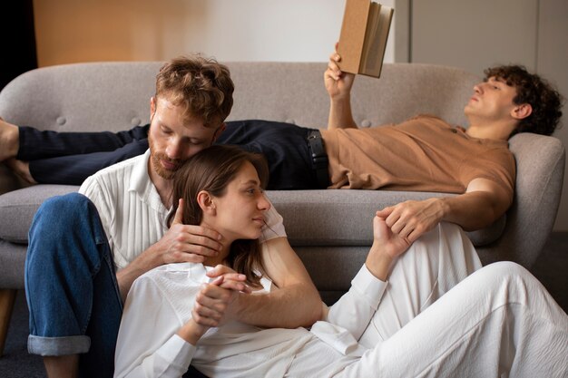 Persone di vista frontale che trascorrono del tempo insieme