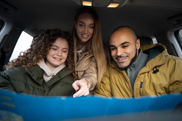 Persone di vista frontale che viaggiano insieme