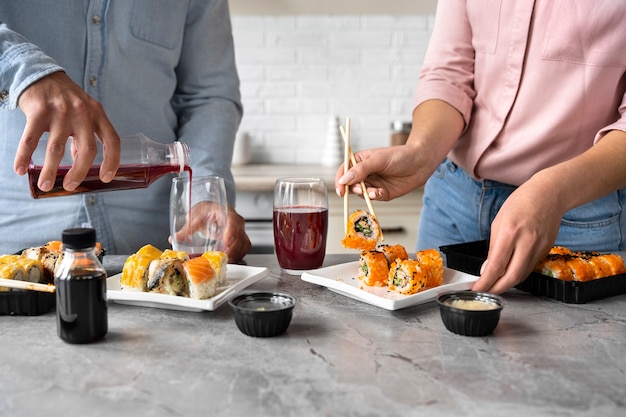 Persone di vista frontale con ordine di sushi