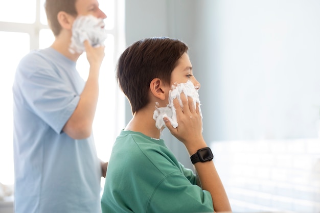 Persone di vista laterale che applicano crema da barba