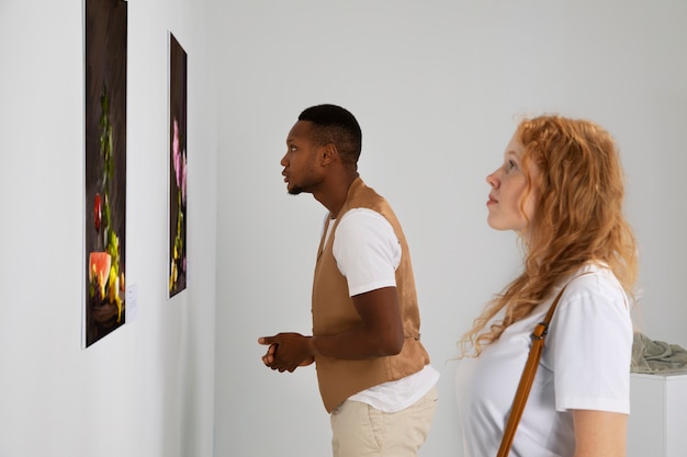 Persone di vista laterale che guardano la pittura