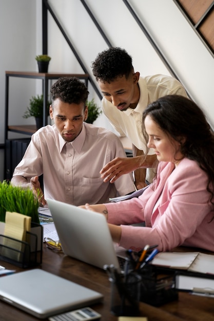Persone di vista laterale che lavorano con il laptop