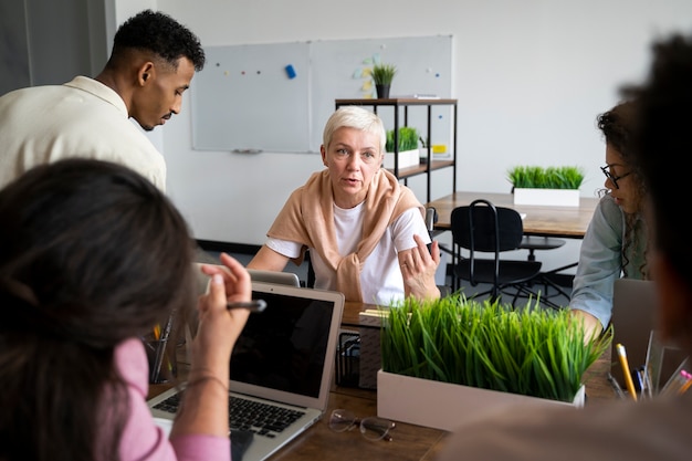 Persone di vista laterale che lavorano insieme