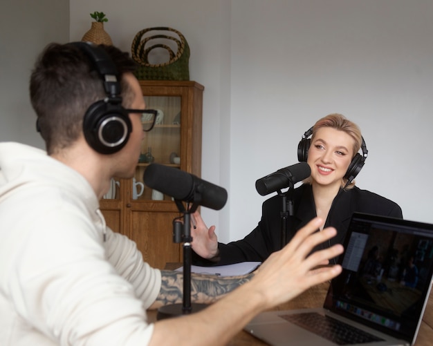 Persone di vista laterale che parlano al podcast