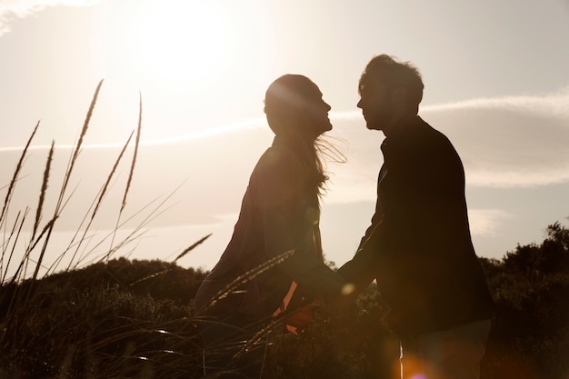 Persone di vista laterale che si tengono per mano all'aperto