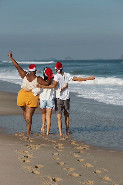 Persone di vista posteriore che camminano sulla spiaggia