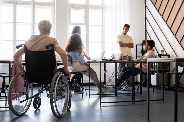 Persone diverse a tutto campo al lavoro