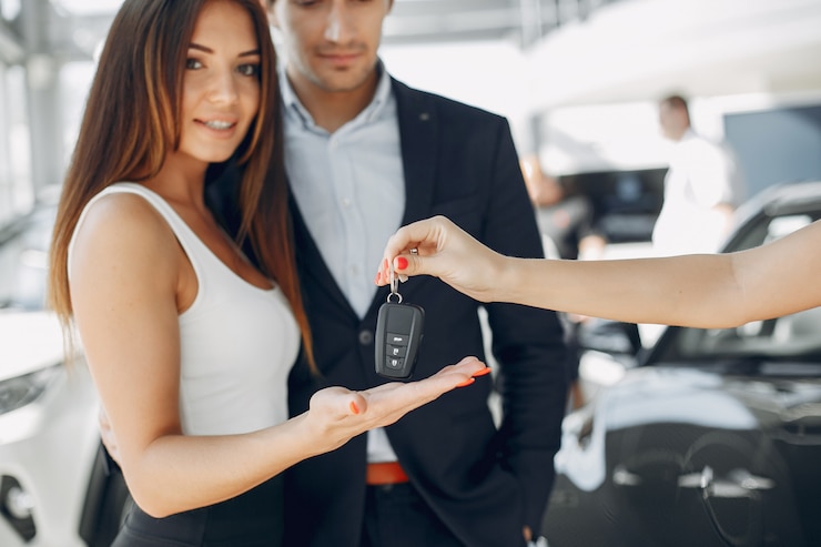 Foto gratuito persone eleganti e alla moda in un salone di auto