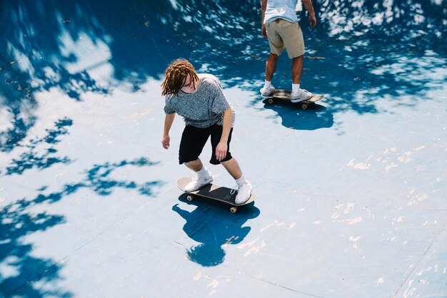 Persone estreme su skateboard nel parco