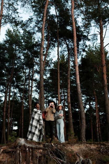 Persone felici a tutto campo nella foresta