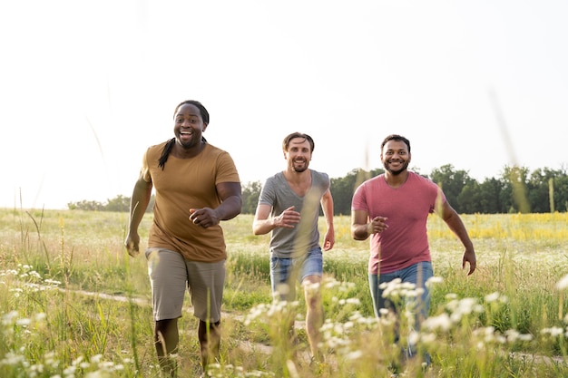 Persone felici all'aperto colpo medio