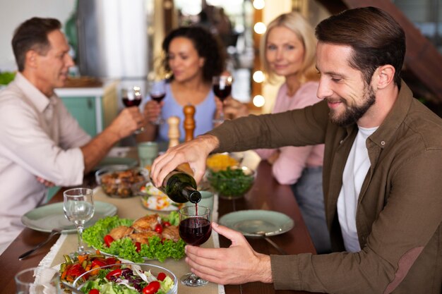 Persone felici con il cibo a tiro medio