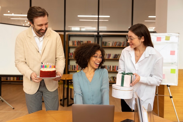 Persone felici di tiro medio al lavoro