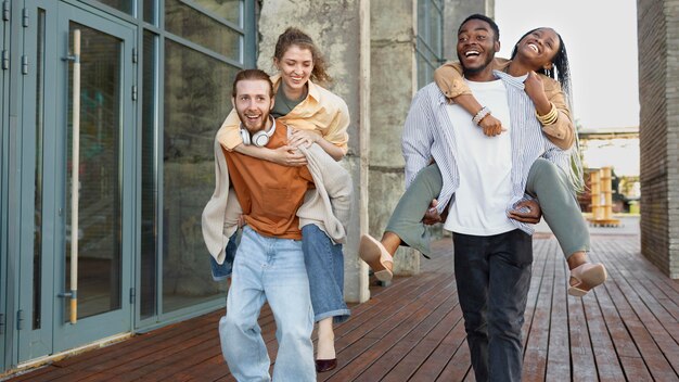 Persone felici di tiro medio all'aperto