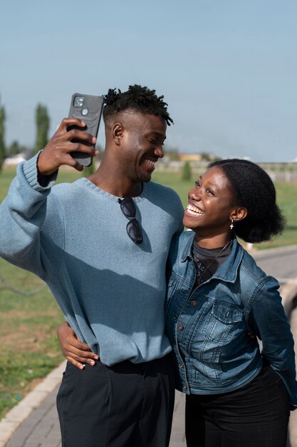 Persone felici di tiro medio che prendono selfie