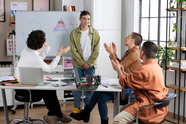 Persone felici di vista laterale che applaudono