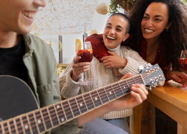 Persone felici di vista laterale che fanno musica