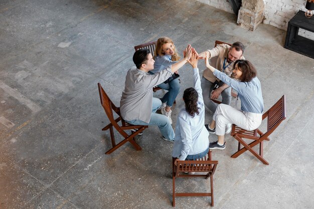 Persone full shot nel gruppo di terapia