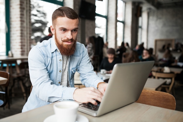 Persone giovani adolescenti laptop online