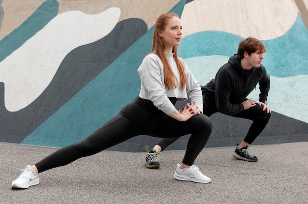 Persone in abiti sportivi che esercitano all'aperto