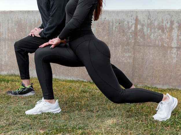 Persone in abiti sportivi che esercitano all'aperto