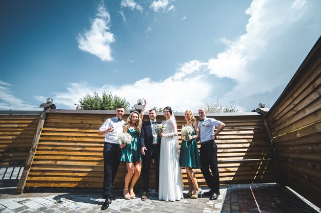 Persone in cortile che festeggiano il matrimonio