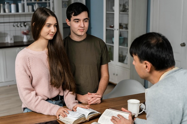 Persone in cucina con la Bibbia