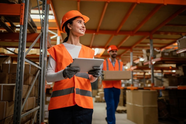 Persone in equipaggiamento di sicurezza che lavorano