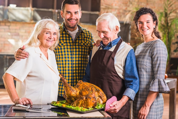 Persone in piedi vicino a prosciutto arrosto