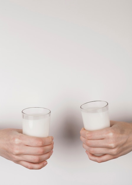 Persone in possesso di bicchieri con latte