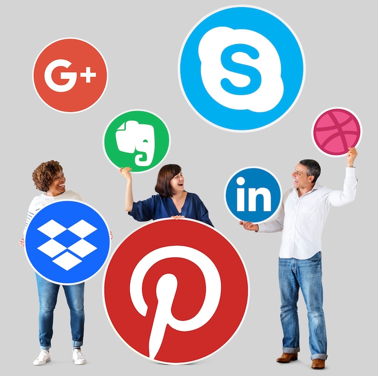 Foto gratuito persone in possesso di icone di marchi digitali