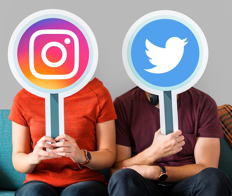 Foto gratuito persone in possesso di icone social media