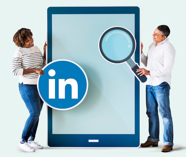 Persone in possesso di un&#39;icona di Linkedin e un tablet