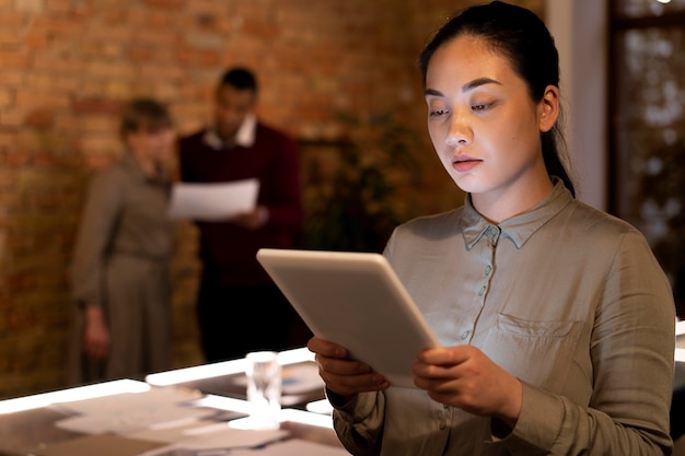 Persone in ufficio che lavorano fino a tardi