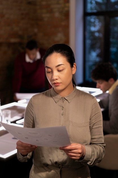 Persone in ufficio che lavorano fino a tardi