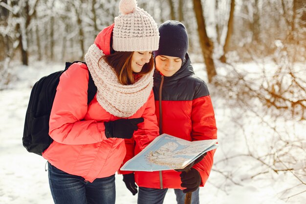 persone in una foresta