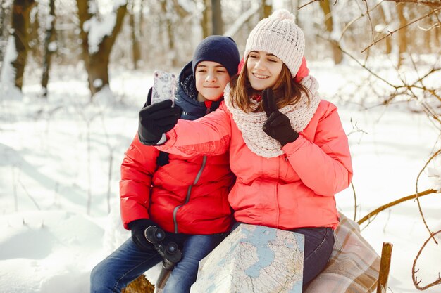 persone in una foresta