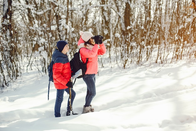 persone in una foresta