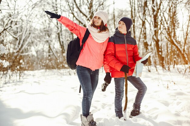 persone in una foresta