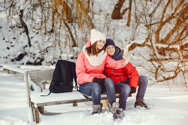 persone in una foresta