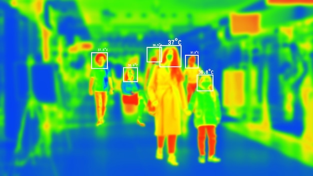 Persone in una scansione termica colorata con temperatura in gradi centigradi