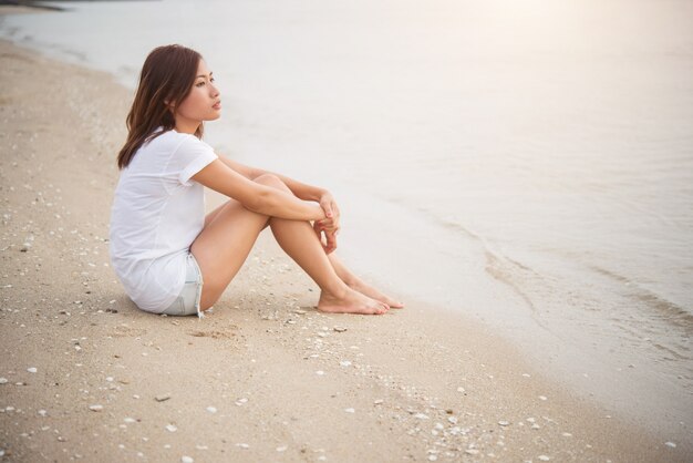 Persone in vacanza vacanza estiva cercando