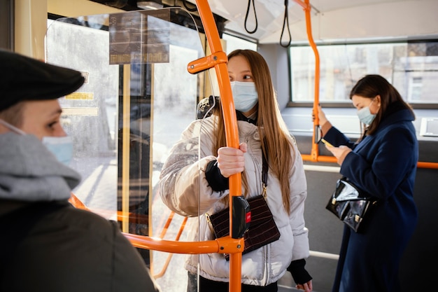 Persone nel trasporto pubblico che indossano la maschera