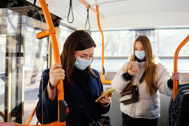 Persone nel trasporto pubblico che indossano la maschera