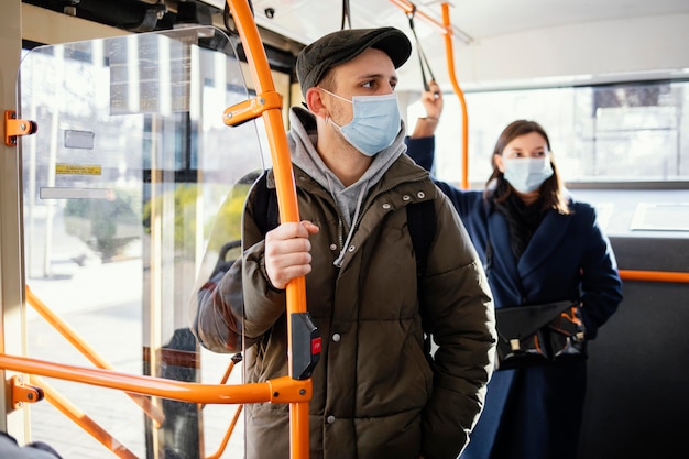 Persone nel trasporto pubblico che indossano la maschera