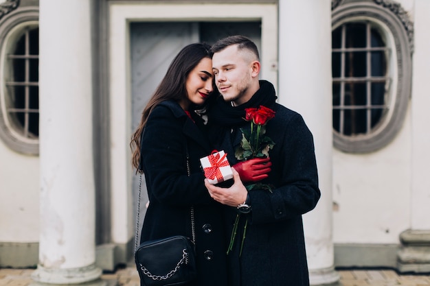 Persone romantiche con regalo rosso