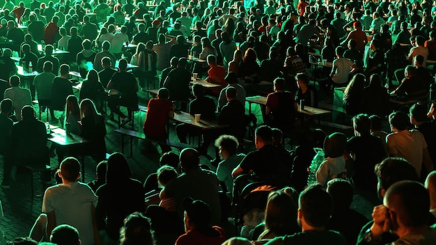 Persone sedute a guardare il calcio in un luogo pubblico di notte