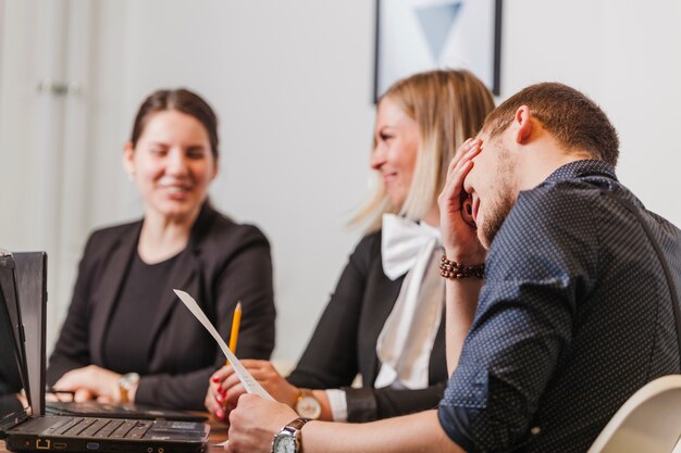 Persone sedute alla scrivania in ufficio parlare