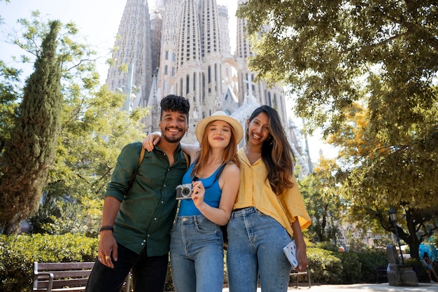 Persone sorridenti a colpo medio con fotocamera